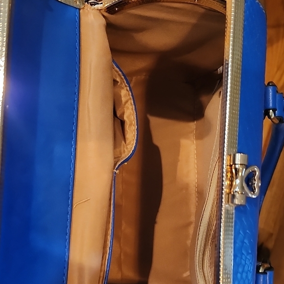 Elegant Blue Crocodile-Embossed Women's Handbag - Picture 6 of 8